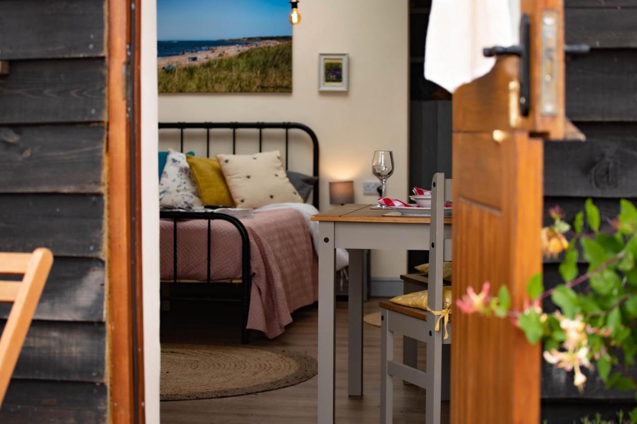 Norfolk Accommodation Хийчам Екстериор снимка