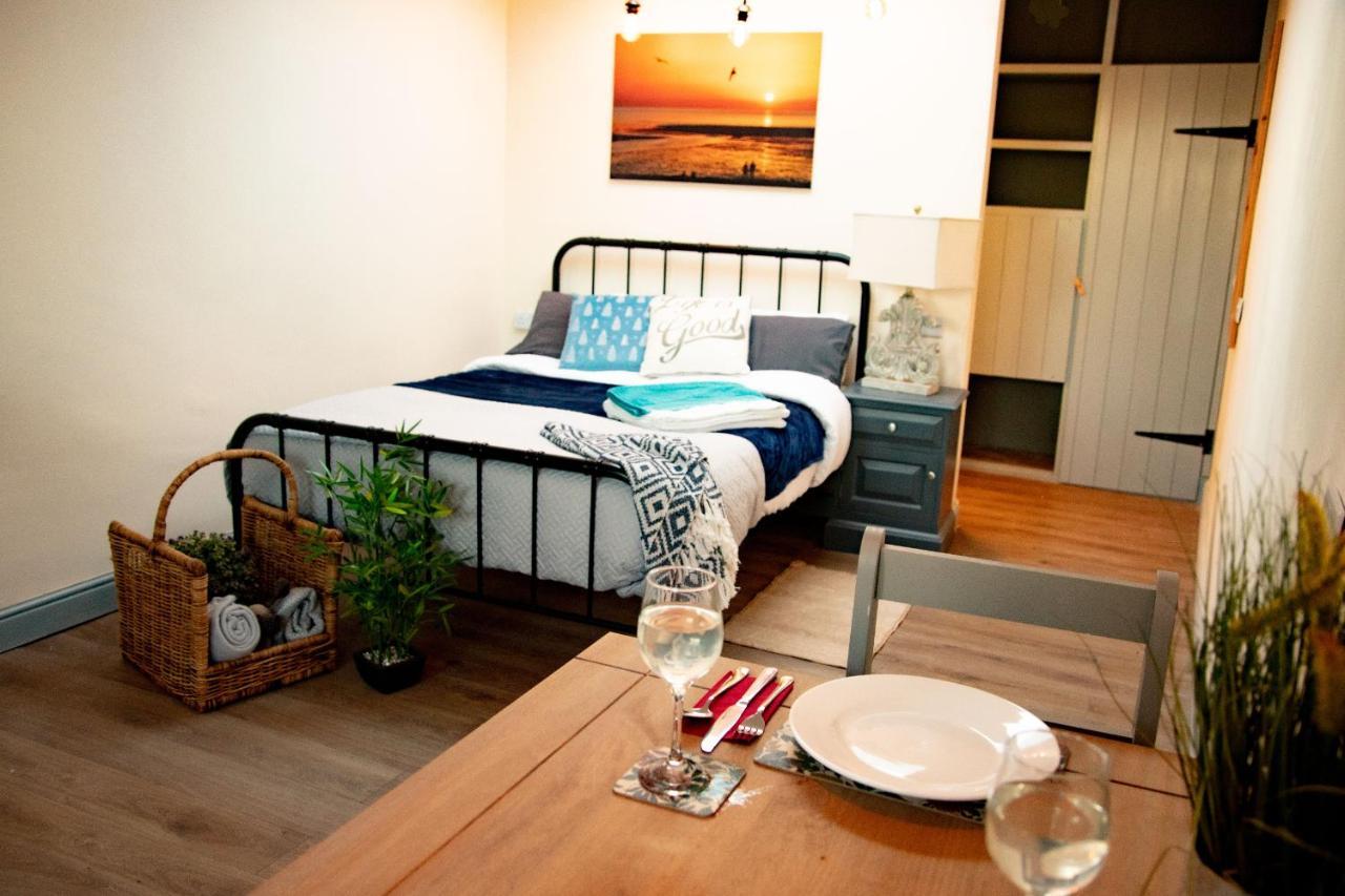 Norfolk Accommodation Хийчам Екстериор снимка