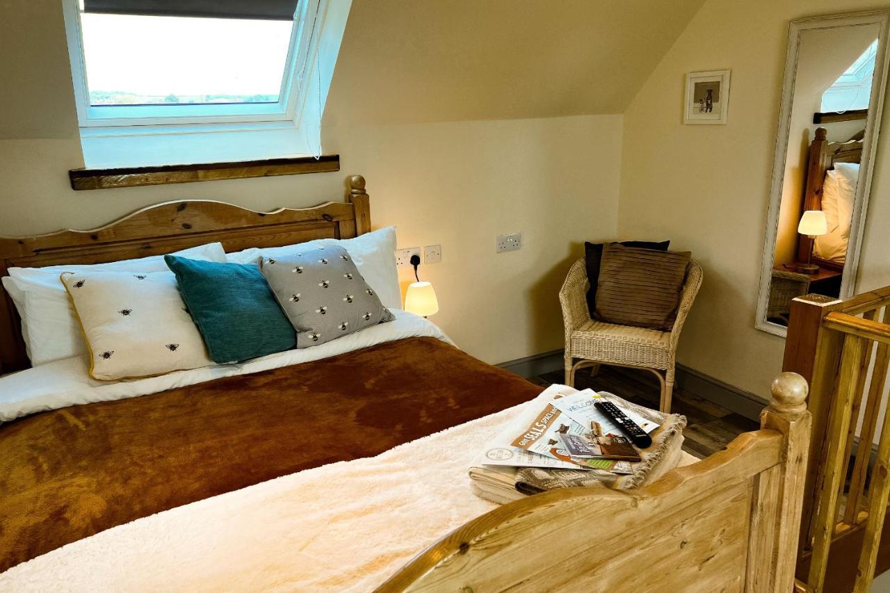 Norfolk Accommodation Хийчам Екстериор снимка