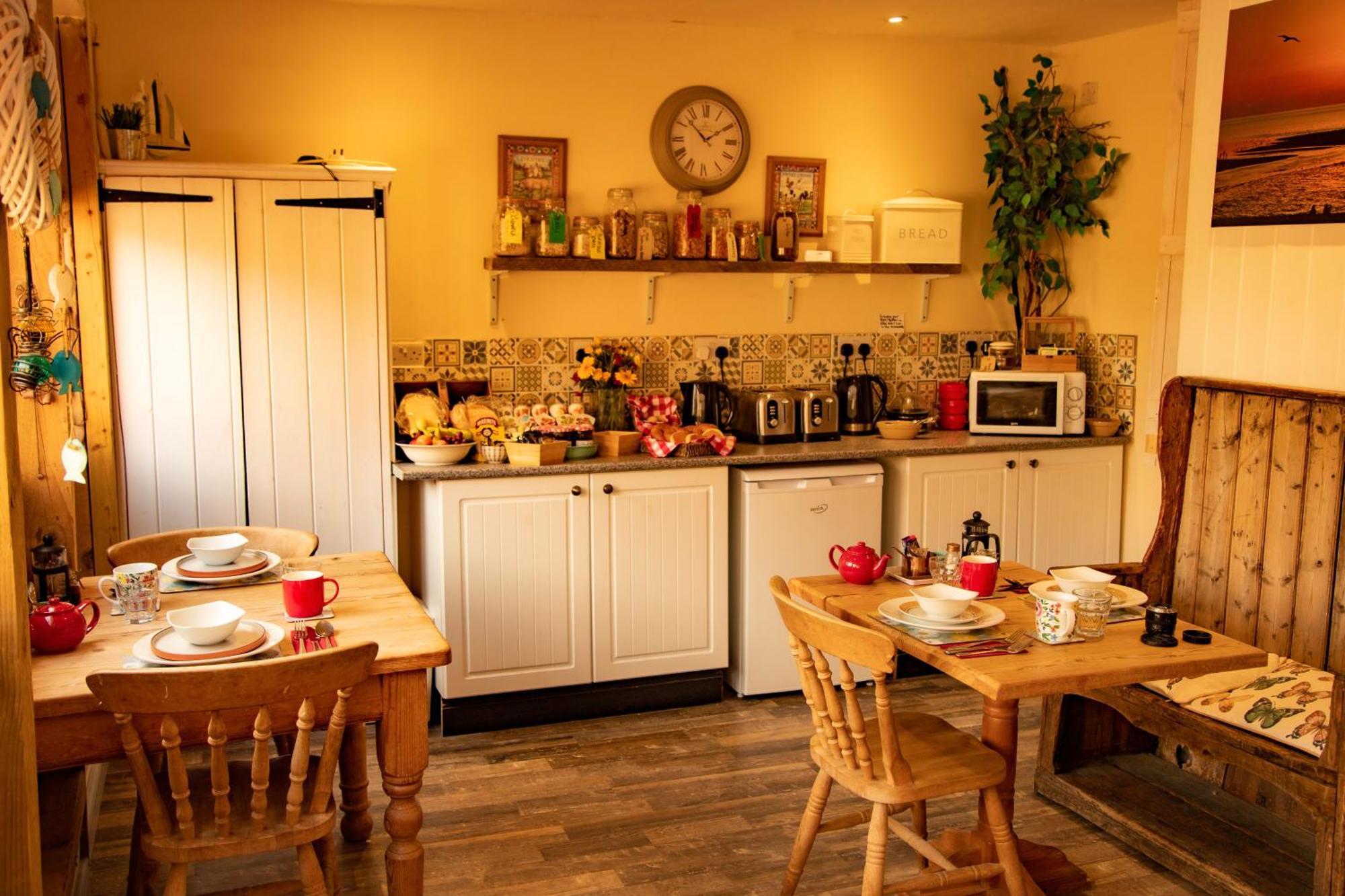 Norfolk Accommodation Хийчам Екстериор снимка